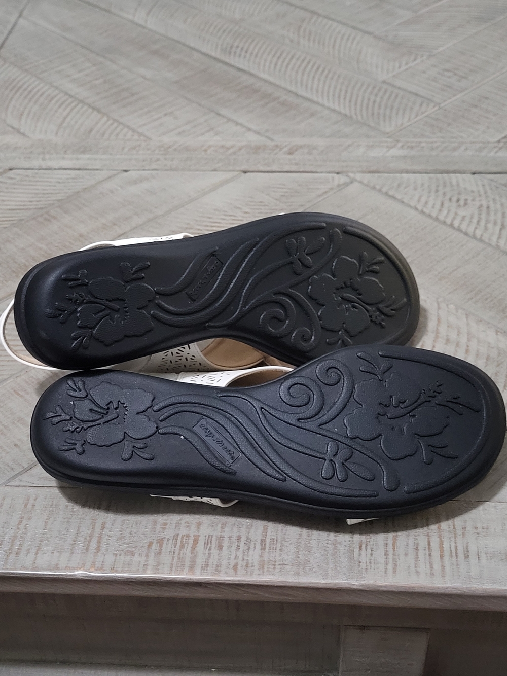 comfortview White Laser-Cut Crossover Slingback Sandals 10W - Picture 6 of 7